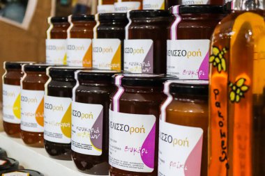 Atina, Yunanistan - 05 Kasım 2021 Atina 'da Yunanistan ve Girit' te üretilen çeşitli bal kavanozlarının tatma ve satışında bal festivali, arı yetiştiricileri ziyaretçilere balın nasıl yapıldığını anlatıyor