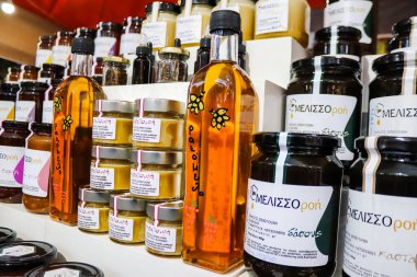 Atina, Yunanistan - 05 Kasım 2021 Atina 'da Yunanistan ve Girit' te üretilen çeşitli bal kavanozlarının tatma ve satışında bal festivali, arı yetiştiricileri ziyaretçilere balın nasıl yapıldığını anlatıyor