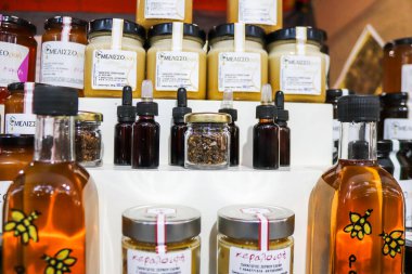 Atina, Yunanistan - 05 Kasım 2021 Atina 'da Yunanistan ve Girit' te üretilen çeşitli bal kavanozlarının tatma ve satışında bal festivali, arı yetiştiricileri ziyaretçilere balın nasıl yapıldığını anlatıyor