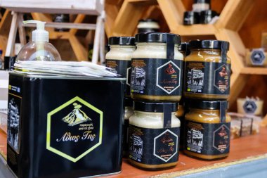 Atina, Yunanistan - 05 Kasım 2021 Atina 'da Yunanistan ve Girit' te üretilen çeşitli bal kavanozlarının tatma ve satışında bal festivali, arı yetiştiricileri ziyaretçilere balın nasıl yapıldığını anlatıyor