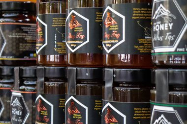 Atina, Yunanistan - 05 Kasım 2021 Atina 'da Yunanistan ve Girit' te üretilen çeşitli bal kavanozlarının tatma ve satışında bal festivali, arı yetiştiricileri ziyaretçilere balın nasıl yapıldığını anlatıyor