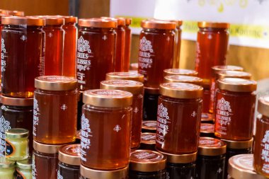 Atina, Yunanistan - 05 Kasım 2021 Atina 'da Yunanistan ve Girit' te üretilen çeşitli bal kavanozlarının tatma ve satışında bal festivali, arı yetiştiricileri ziyaretçilere balın nasıl yapıldığını anlatıyor