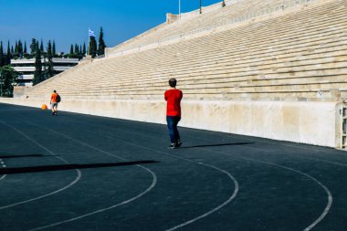 Atina, Yunanistan - 5 Kasım 2021 Panathenaic Stadyumu 'nu ziyaret eden turistler, Atina' daki Spor 'un dünya sembolü ve ilk Modern Olimpiyat Oyunları Stadyumu