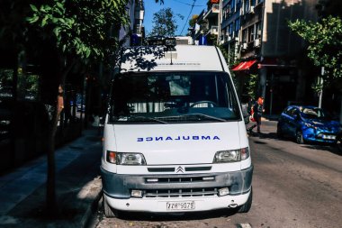 Atina, Yunanistan - Yunanistan 'ı vuran koronavirüs salgını sırasında Atina hastanesinin girişine park etmiş Yunan ambulansı