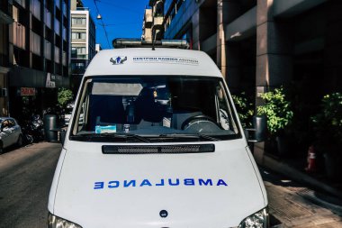 Atina, Yunanistan - Yunanistan 'ı vuran koronavirüs salgını sırasında Atina hastanesinin girişine park etmiş Yunan ambulansı