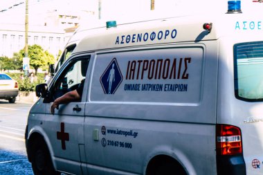 Atina, Yunanistan - Yunanistan 'ı vuran koronavirüs salgını sırasında Atina sokaklarından geçen Yunan ambulansı 03 Kasım 2021