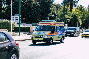 Atina, Yunanistan - Yunanistan 'ı vuran koronavirüs salgını sırasında Atina sokaklarından geçen Yunan ambulansı 03 Kasım 2021