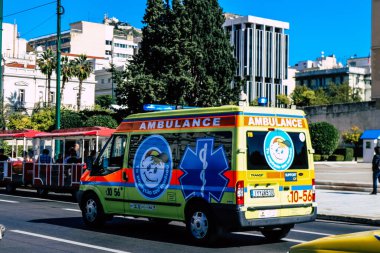 Atina, Yunanistan - Yunanistan 'ı vuran koronavirüs salgını sırasında Atina sokaklarından geçen Yunan ambulansı 03 Kasım 2021