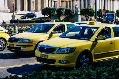Atina, Yunanistan - Yunanistan 'da koronavirüs salgını sırasında Atina şehir merkezinde 03 Kasım 2021' de trafik sıkışıklığı