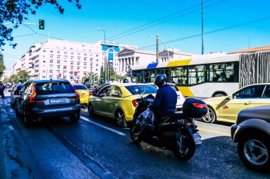Atina, Yunanistan - Yunanistan 'da koronavirüs salgını sırasında Atina şehir merkezinde 03 Kasım 2021' de trafik sıkışıklığı