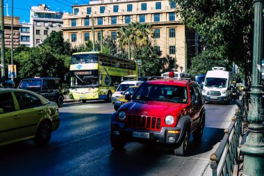 Atina, Yunanistan - Yunanistan 'da koronavirüs salgını sırasında Atina şehir merkezinde 03 Kasım 2021' de trafik sıkışıklığı
