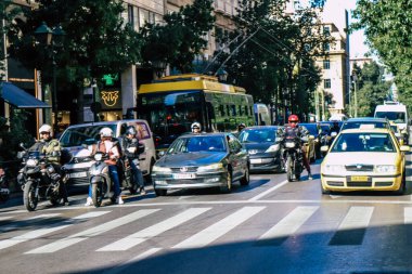 Atina, Yunanistan - Yunanistan 'da koronavirüs salgını sırasında Atina şehir merkezinde 03 Kasım 2021' de trafik sıkışıklığı