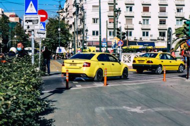 Atina, Yunanistan - Koronavirüs salgını sırasında Atina sokaklarında araba süren 03 Kasım 2021 'de, insanlar kirlenmemek için bu tür taşımacılığı tercih ediyor, maske takmak zorunludur