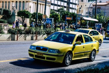 Atina, Yunanistan - Koronavirüs salgını sırasında Atina sokaklarında araba süren 03 Kasım 2021 'de, insanlar kirlenmemek için bu tür taşımacılığı tercih ediyor, maske takmak zorunludur