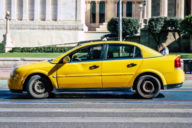 Atina, Yunanistan - Koronavirüs salgını sırasında Atina sokaklarında araba süren 03 Kasım 2021 'de, insanlar kirlenmemek için bu tür taşımacılığı tercih ediyor, maske takmak zorunludur