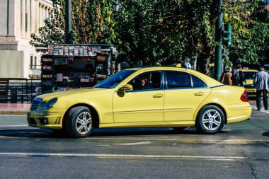 Atina, Yunanistan - Koronavirüs salgını sırasında Atina sokaklarında araba süren 03 Kasım 2021 'de, insanlar kirlenmemek için bu tür taşımacılığı tercih ediyor, maske takmak zorunludur