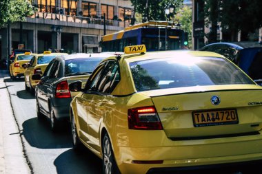 Atina, Yunanistan - Koronavirüs salgını sırasında Atina sokaklarında araba süren 03 Kasım 2021 'de, insanlar kirlenmemek için bu tür taşımacılığı tercih ediyor, maske takmak zorunludur