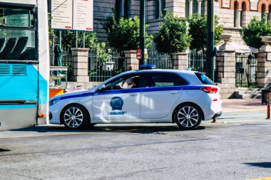 Atina, Yunanistan - Yunanistan 'ı vuran koronavirüs salgını sırasında Atina şehir merkezinde devriye gezen Yunan polisi