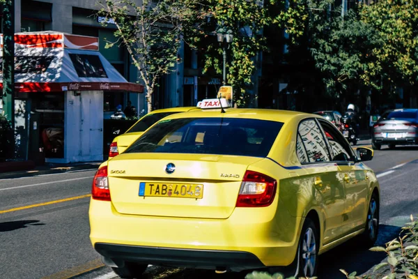 그리스 아테네 코로나 바이러스가 유행하는 아테네의 거리에서 2021 택시를 사람들은 — 스톡 사진