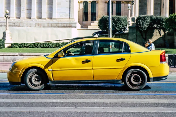 Atina, Yunanistan - Koronavirüs salgını sırasında Atina sokaklarında araba süren 03 Kasım 2021 'de, insanlar kirlenmemek için bu tür taşımacılığı tercih ediyor, maske takmak zorunludur