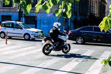 Atina, Yunanistan - Yunanistan 'ı vuran koronavirüs salgını sırasında Atina şehir merkezinde devriye gezen Yunan polisi