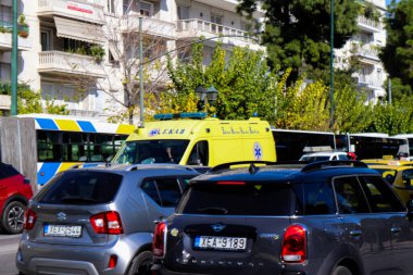 Atina, Yunanistan - Yunanistan 'ı vuran koronavirüs salgını sırasında Atina sokaklarından geçen Yunan ambulansı