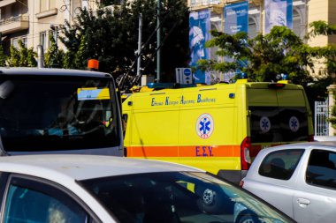 Atina, Yunanistan - Yunanistan 'ı vuran koronavirüs salgını sırasında Atina sokaklarından geçen Yunan ambulansı