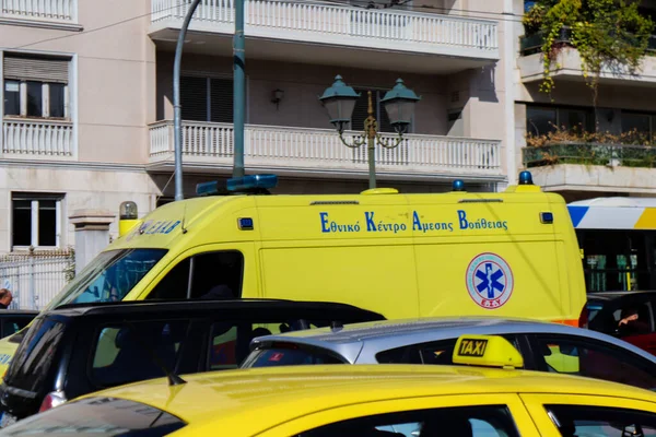 Athènes Grèce Novembre 2021 Une Ambulance Grecque Traverse Les Rues — Photo