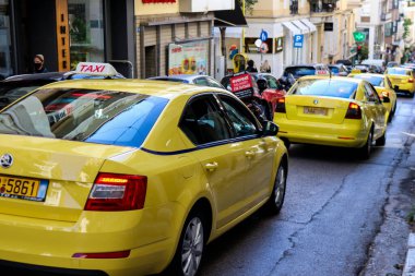 Atina, Yunanistan - Koronavirüs salgını sırasında Atina sokaklarında araba süren 06 Kasım 2021, insanlar bu tür taşımacılığı kirlenmemek için tercih ediyorlar, maske takmak zorunludur