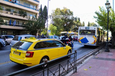 Atina, Yunanistan - Koronavirüs salgını sırasında Atina sokaklarında araba süren 06 Kasım 2021, insanlar bu tür taşımacılığı kirlenmemek için tercih ediyorlar, maske takmak zorunludur