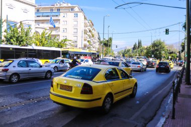 Atina, Yunanistan - Koronavirüs salgını sırasında Atina sokaklarında araba süren 06 Kasım 2021, insanlar bu tür taşımacılığı kirlenmemek için tercih ediyorlar, maske takmak zorunludur