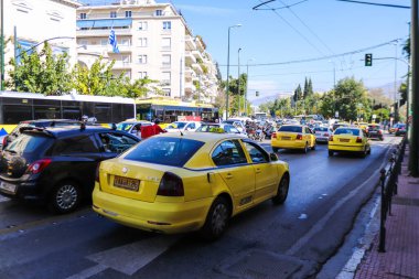 Atina, Yunanistan - Koronavirüs salgını sırasında Atina sokaklarında araba süren 06 Kasım 2021, insanlar bu tür taşımacılığı kirlenmemek için tercih ediyorlar, maske takmak zorunludur