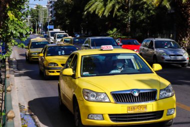 Atina, Yunanistan - Koronavirüs salgını sırasında Atina sokaklarında araba süren 06 Kasım 2021, insanlar bu tür taşımacılığı kirlenmemek için tercih ediyorlar, maske takmak zorunludur