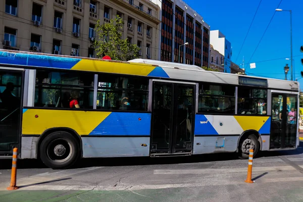 Atenas Grecia Noviembre 2021 Autobús Conduciendo Por Las Calles Atenas — Foto de Stock