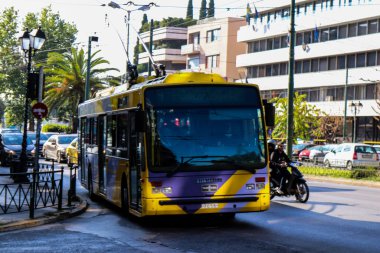 Atina, Yunanistan - Koronavirüs salgını sırasında Atina sokaklarından geçen 06 Kasım 2021 otobüsü, maske takmak zorunludur