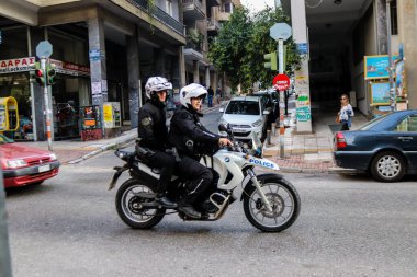 Atina, Yunanistan - Yunanistan 'ı vuran koronavirüs salgını sırasında Atina şehir merkezinde devriye gezen Yunan polisi