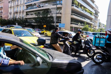 Atina, Yunanistan - Yunanistan 'ı vuran koronavirüs salgını sırasında Atina şehir merkezinde trafik sıkışıklığı