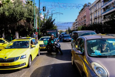 Atina, Yunanistan - Yunanistan 'ı vuran koronavirüs salgını sırasında Atina şehir merkezinde trafik sıkışıklığı