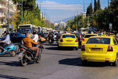 Atina, Yunanistan - Yunanistan 'ı vuran koronavirüs salgını sırasında Atina şehir merkezinde trafik sıkışıklığı