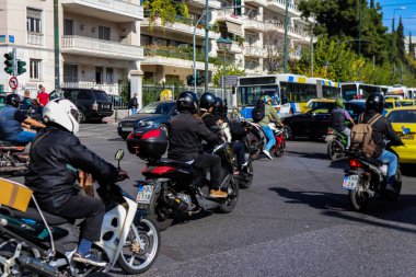 Atina, Yunanistan - Yunanistan 'ı vuran koronavirüs salgını sırasında Atina şehir merkezinde trafik sıkışıklığı