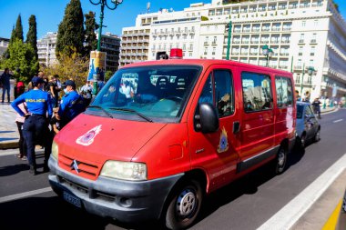 Atina, Yunanistan - Yunanistan 'ı vuran koronavirüs salgını sırasında Atina sokaklarında yuvarlanan yangın motoru 03 Kasım 2021