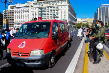 Atina, Yunanistan - Yunanistan 'ı vuran koronavirüs salgını sırasında Atina sokaklarında yuvarlanan yangın motoru 03 Kasım 2021