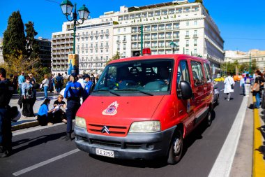 Atina, Yunanistan - Yunanistan 'ı vuran koronavirüs salgını sırasında Atina sokaklarında yuvarlanan yangın motoru 03 Kasım 2021