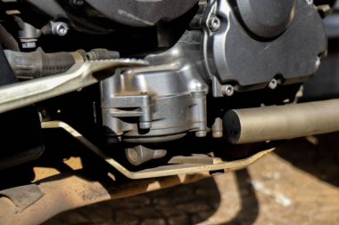 Atina, Yunanistan - 06 Kasım 2021 Atina sokaklarına park edilen motosiklet, sembolik bir şehir ve Yunanistan 'ın başkenti