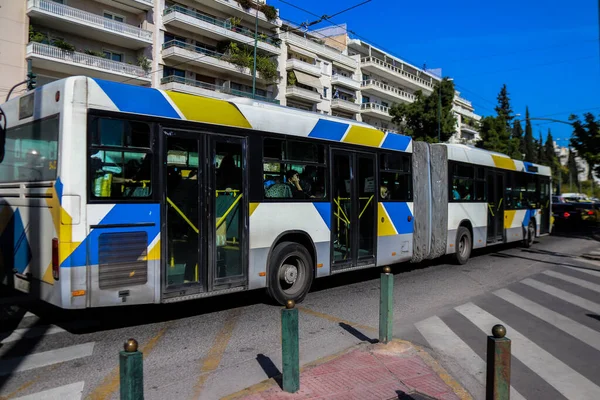 Atenas Grecia Noviembre 2021 Autobús Conduciendo Por Las Calles Atenas — Foto de Stock