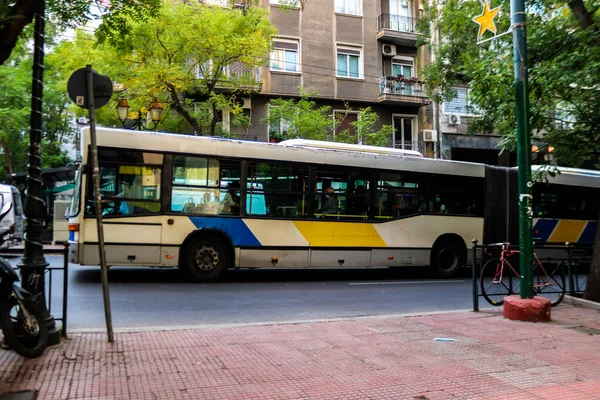 Atenas Grecia Noviembre 2021 Autobús Conduciendo Por Las Calles Atenas — Foto de Stock