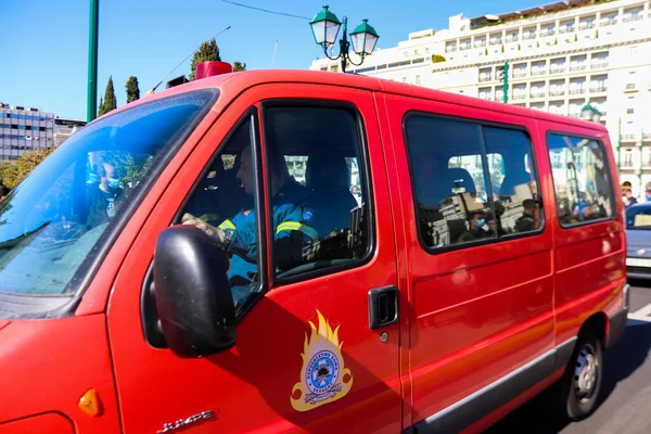 Atina, Yunanistan - Yunanistan 'ı vuran koronavirüs salgını sırasında Atina sokaklarında yuvarlanan yangın motoru 03 Kasım 2021