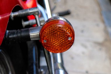 Atina, Yunanistan - 06 Kasım 2021 Atina sokaklarına park edilen motosiklet, sembolik bir şehir ve Yunanistan 'ın başkenti