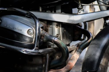 Atina, Yunanistan - 06 Kasım 2021 Atina sokaklarına park edilen motosiklet, sembolik bir şehir ve Yunanistan 'ın başkenti