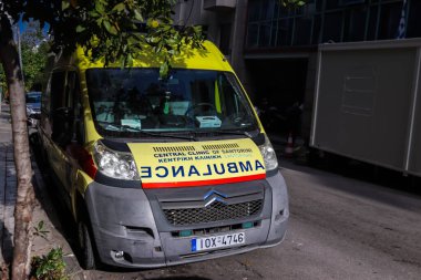 Atina, Yunanistan - Yunanistan 'ı vuran koronavirüs salgını sırasında Atina hastanesinin girişine park etmiş Yunan ambulansı